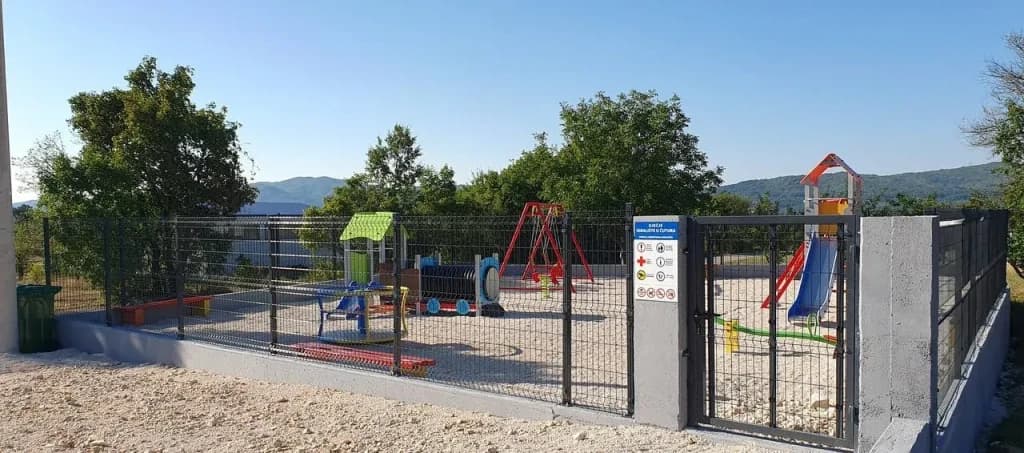 Ilustracija članka: FOTO Mladi iz Posušja nisu čekali na vlast, sami su izgradili dječje igralište