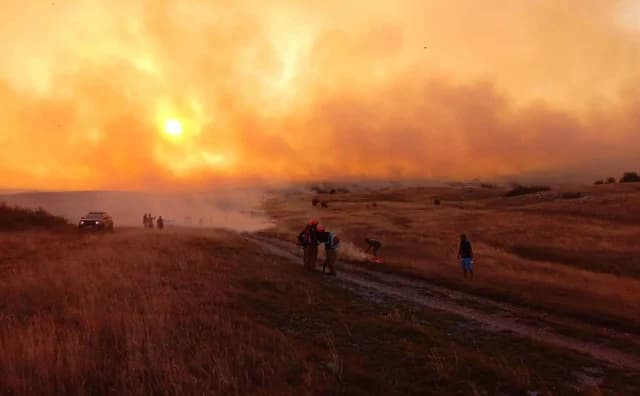 Ilustracija članka: Požar kod Tomislavgrada prijeti naseljima, više od 150 ljudi brani kuće