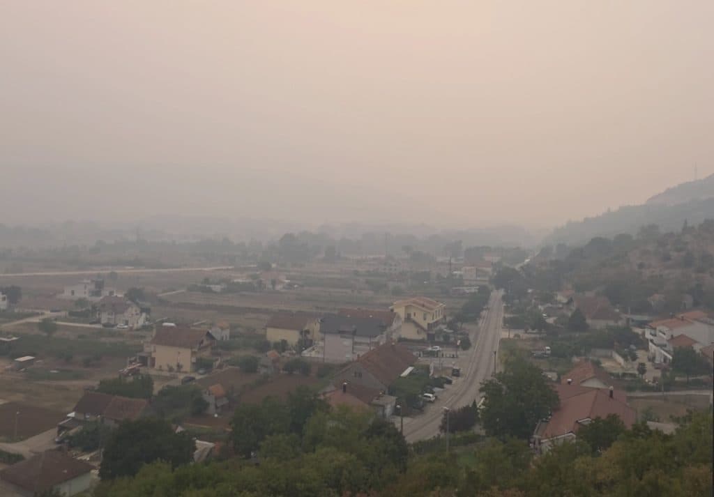 Ilustracija članka: Gusti dim s požarišta prekrio dio ŽZH: Zrak u Posušju i Grudama opasan za osjetljive skupine