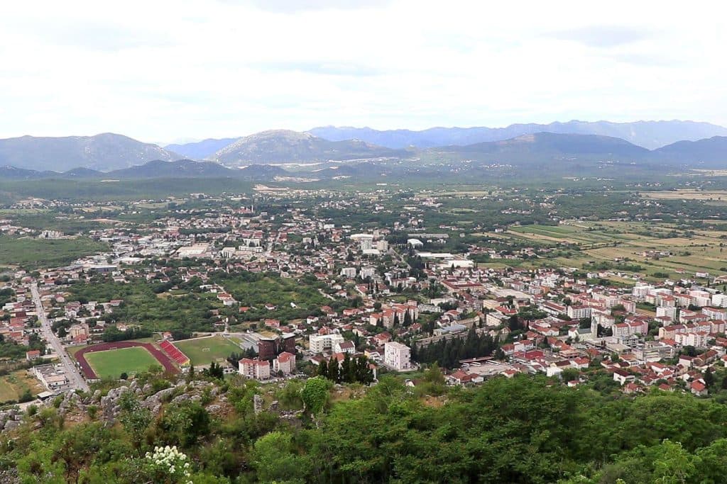 Ilustracija članka: Ljubuški: Prvašićima po 200 KM, učenicima prvih razreda srednjih škola po 300 KM, studentima po 500 KM