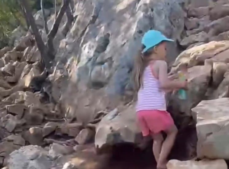 Ilustracija članka: VIDEO Djevojčica krenula bosa na Križevac za ozdravljenje oca Ante