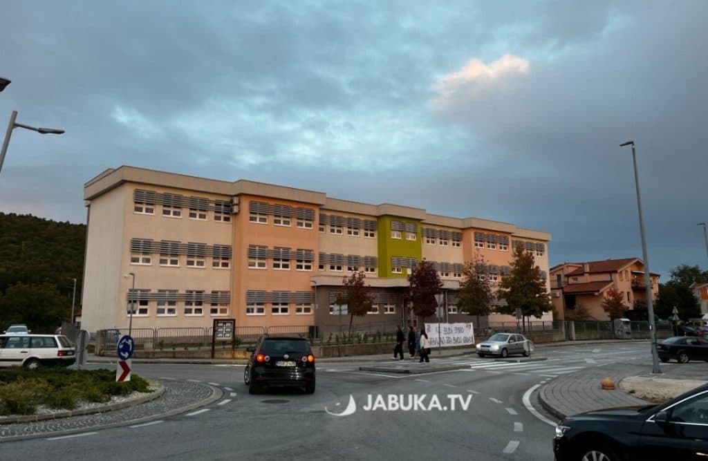 Ilustracija članka: Poruka o bombi pronađena u školi u Širokom Brijegu: Učenici pušteni s nastave