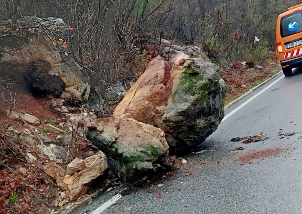 Ilustracija članka: Odron uništio automobil ženi iz Posušja, sud joj poništio isplatu odštete