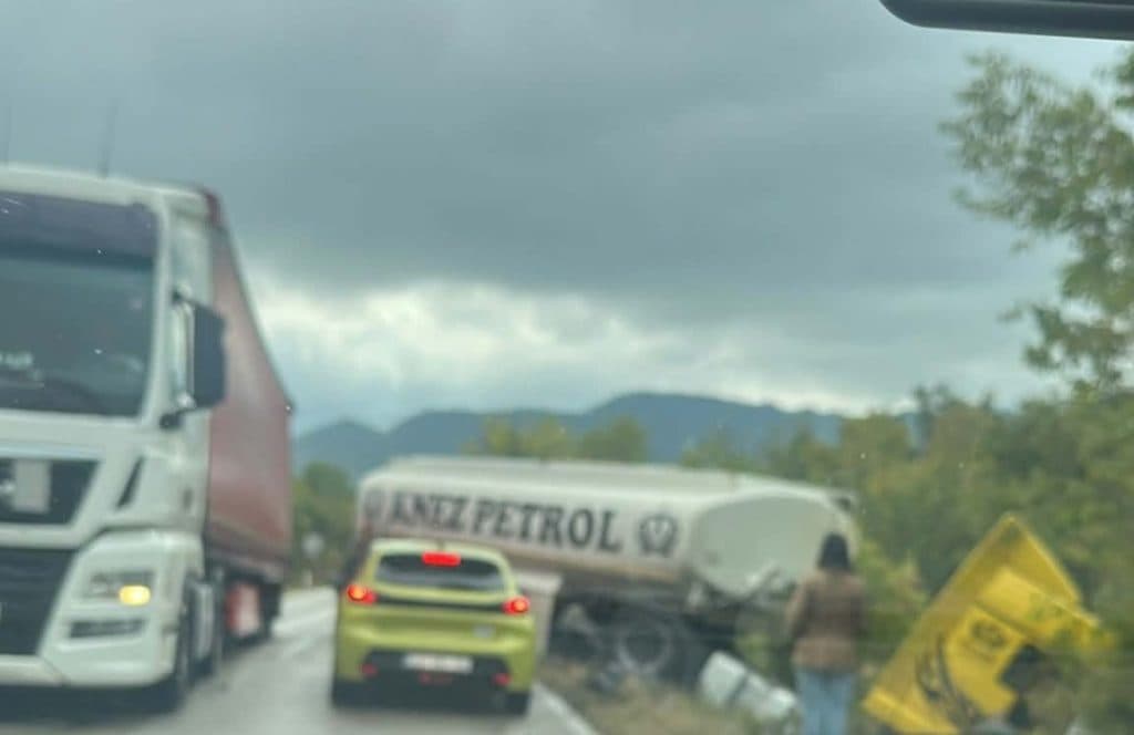 Ilustracija članka: Cisterna sletjela s ceste kod benzinske crpke Mina, promet usporen