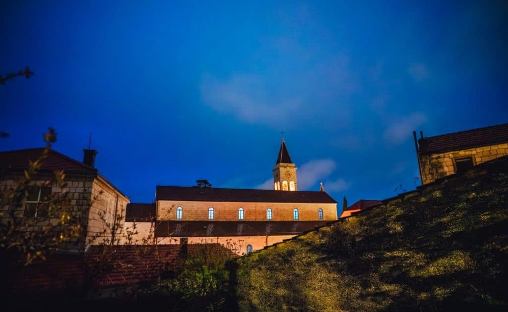Ilustracija članka: Fra Nikola Žulj osvojio je srca mladih u Imotskom: Svećenik kojem rado dolaze na razgovor i ispovijed