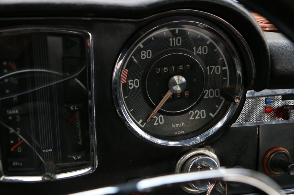 81094_foto_rajko_erceg_jedini_vlasnik_mercedesa_250_sl_pagoda_u_bih_moj_auto_zelio_je_kupiti_i_travolta_2_1024_682_85_c1