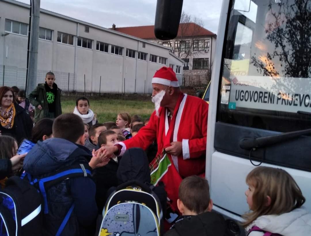 Grude: Vozač Jozo i ove godine dijelio djeci božićne poklone