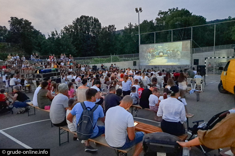 Odlična noć pod otvorenim nebom: “Kino pod zvjezdama” u Grudama (FOTO)