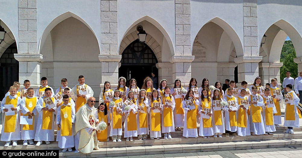 FOTO: U Crkvi svete Katarine u Grudama svečano proslavljena Prva sveta pričest FOTO: U Crkvi svete Katarine u Grudama svečano proslavljena Prva sveta pričest